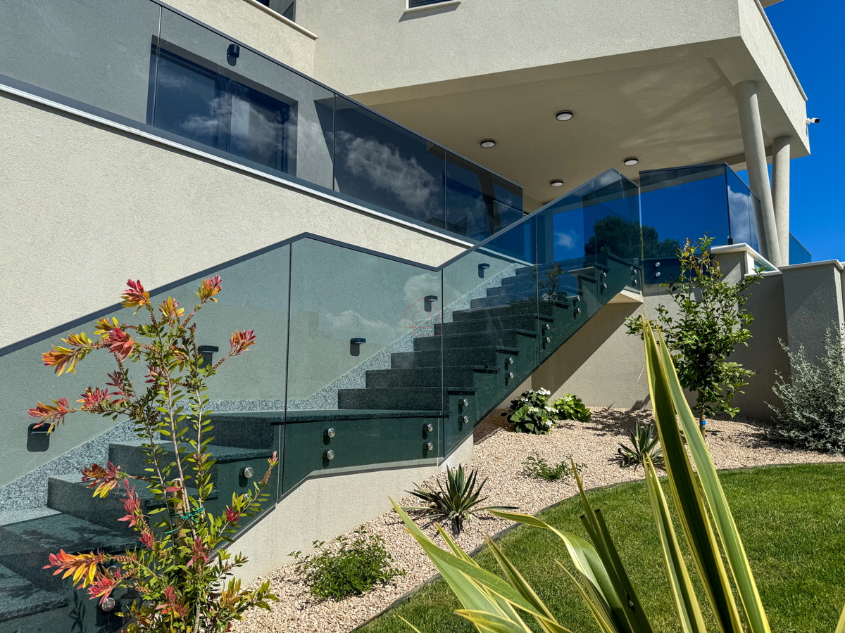 Luksuzna vila v naselju Betina z bazenom in pogledom na morje