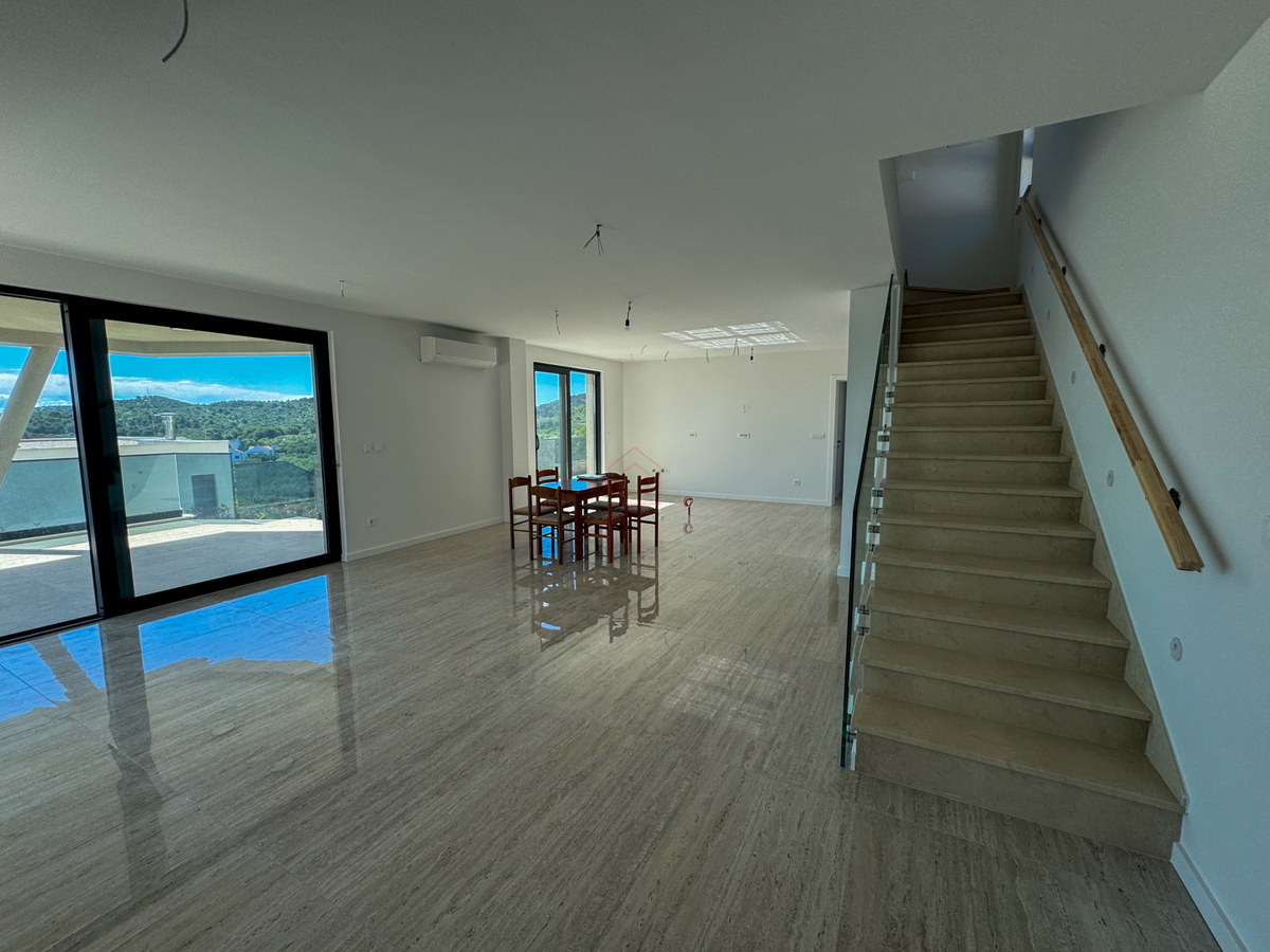 Luksuzna vila v naselju Betina z bazenom in pogledom na morje