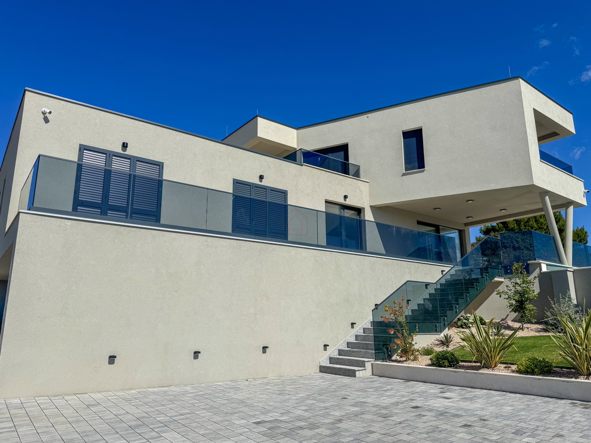 Luksuzna vila v naselju Betina z bazenom in pogledom na morje