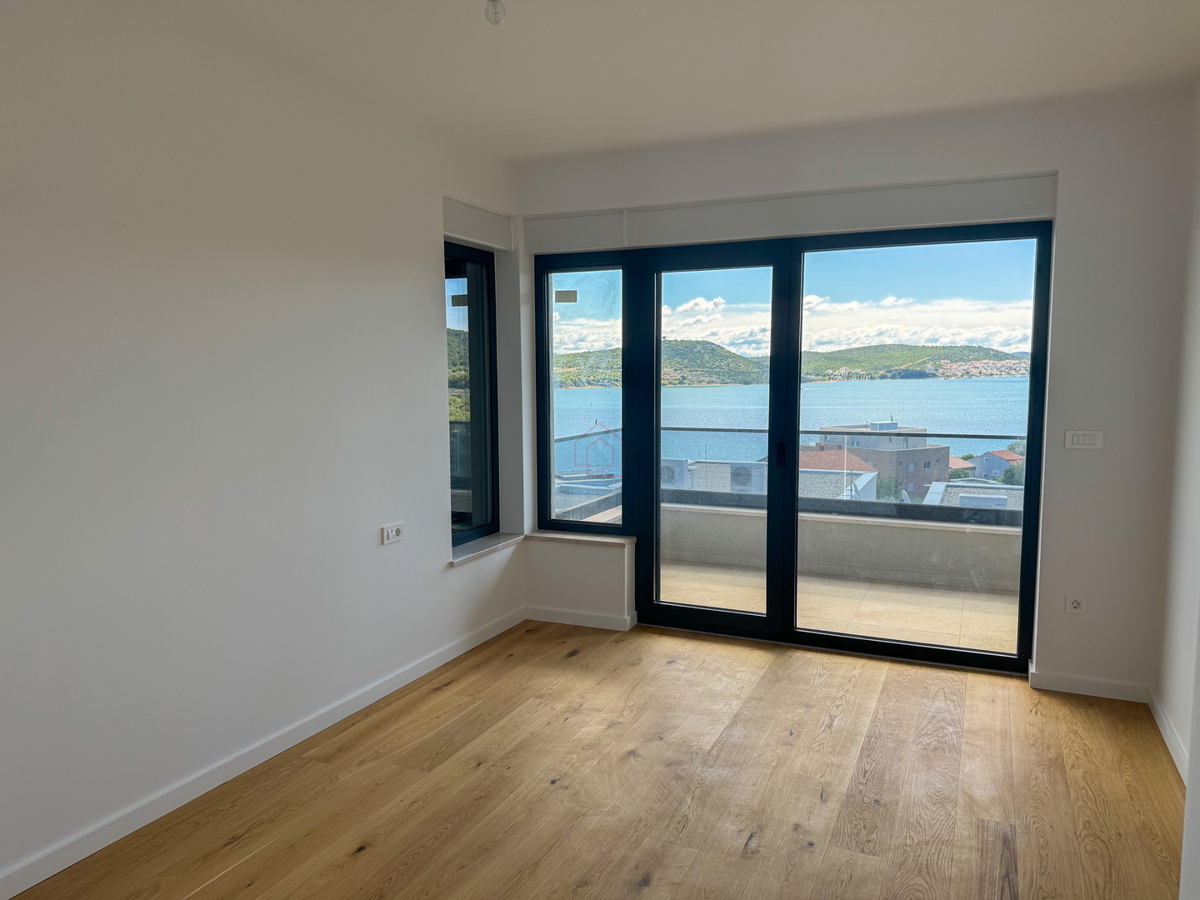 Luksuzna vila v naselju Betina z bazenom in pogledom na morje