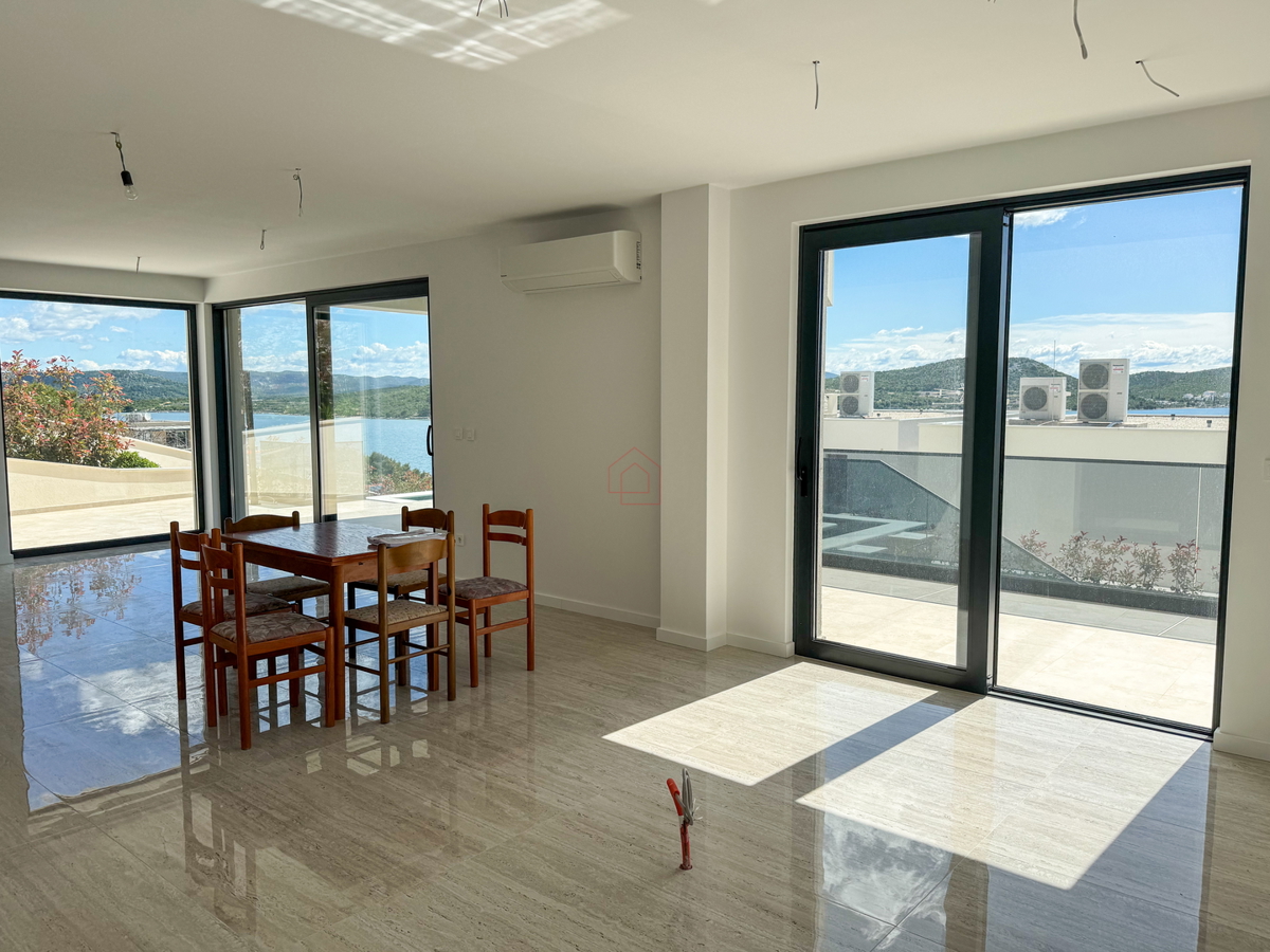 Luksuzna vila v naselju Betina z bazenom in pogledom na morje