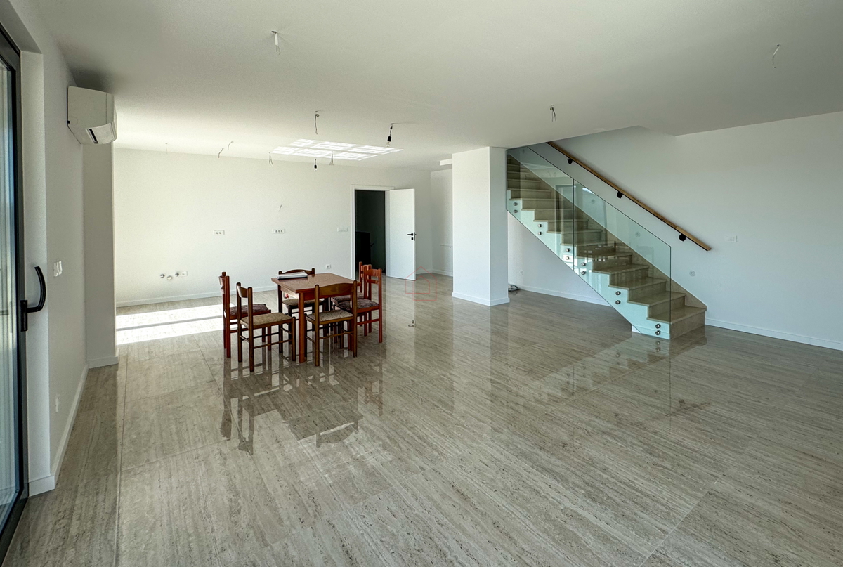 Luksuzna vila v naselju Betina z bazenom in pogledom na morje