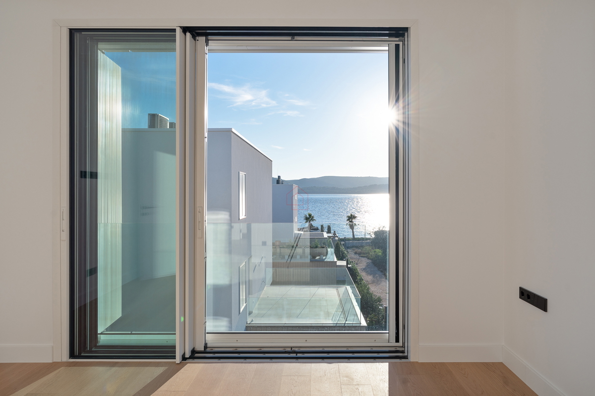 Čudovito stanovanje tik ob morju na dveh nadstropjih s tremi spalnicami