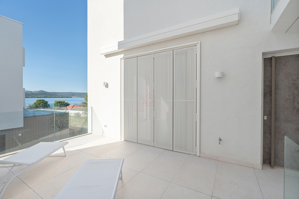 Čudovito stanovanje tik ob morju na dveh nadstropjih s tremi spalnicami