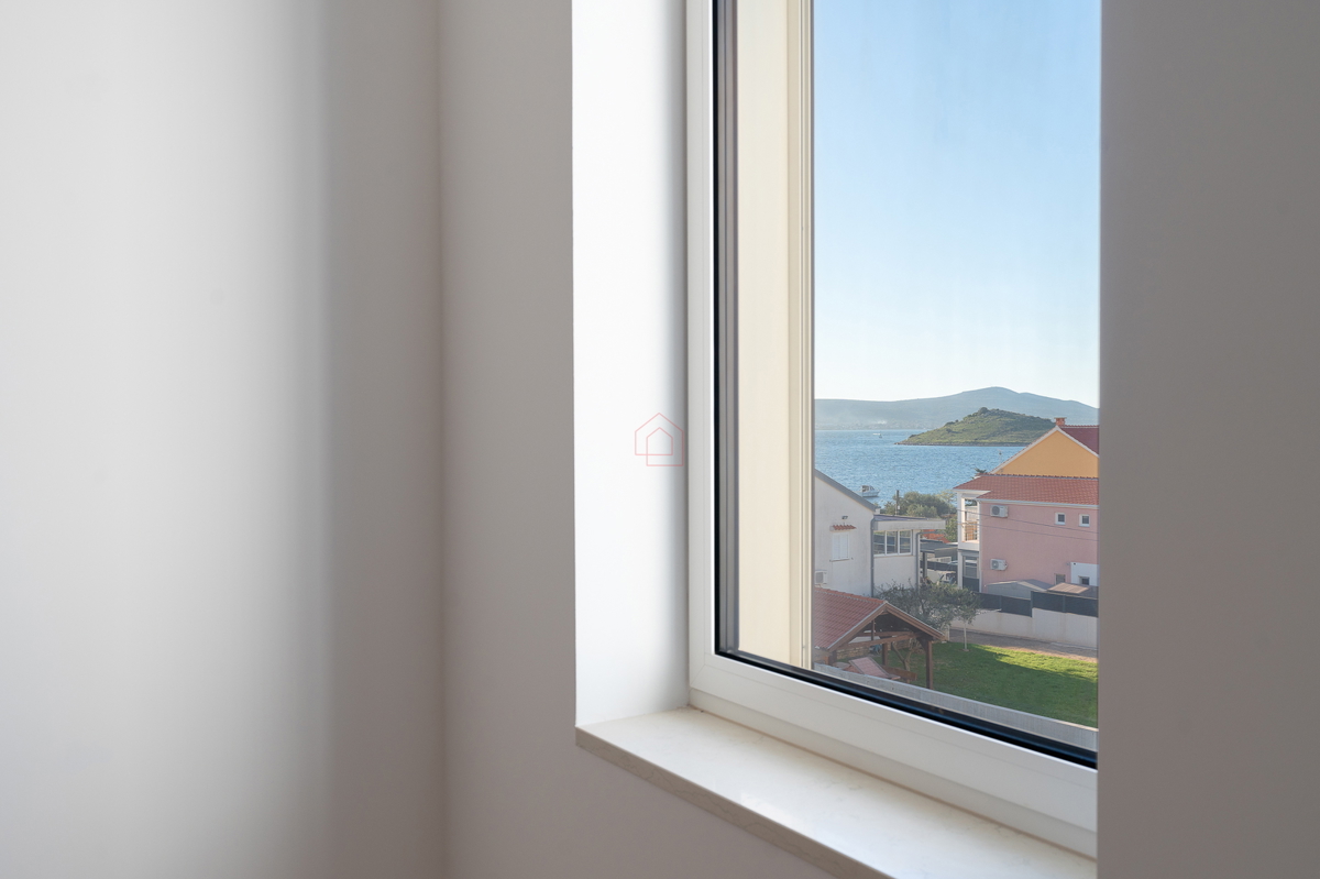 Čudovito stanovanje tik ob morju na dveh nadstropjih s tremi spalnicami