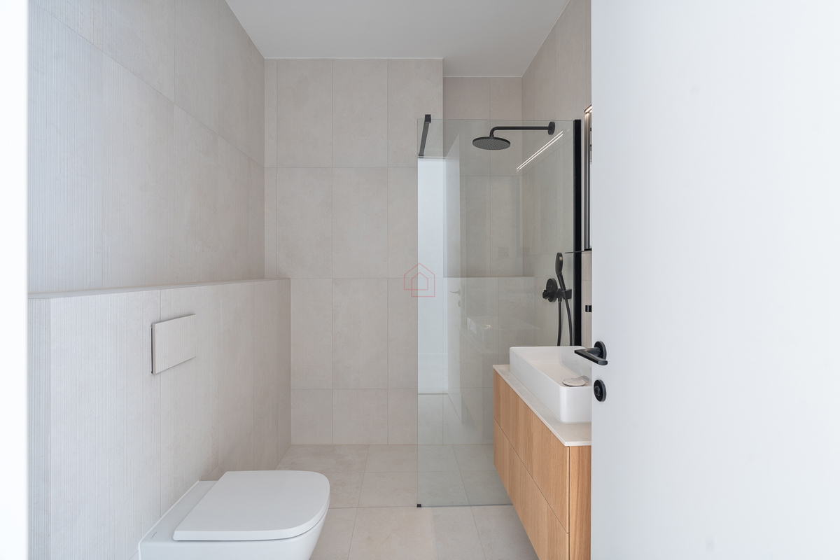 Čudovito stanovanje tik ob morju na dveh nadstropjih s tremi spalnicami