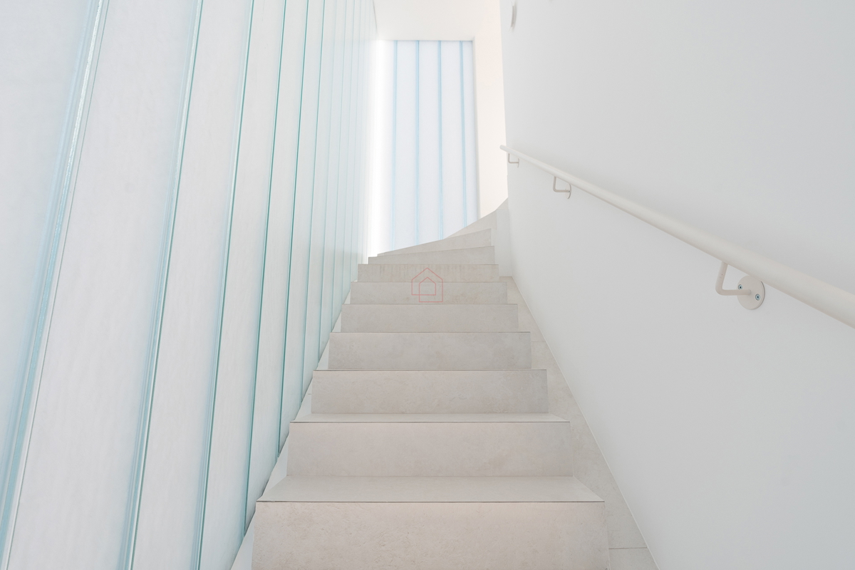 Čudovito stanovanje tik ob morju na dveh nadstropjih s tremi spalnicami