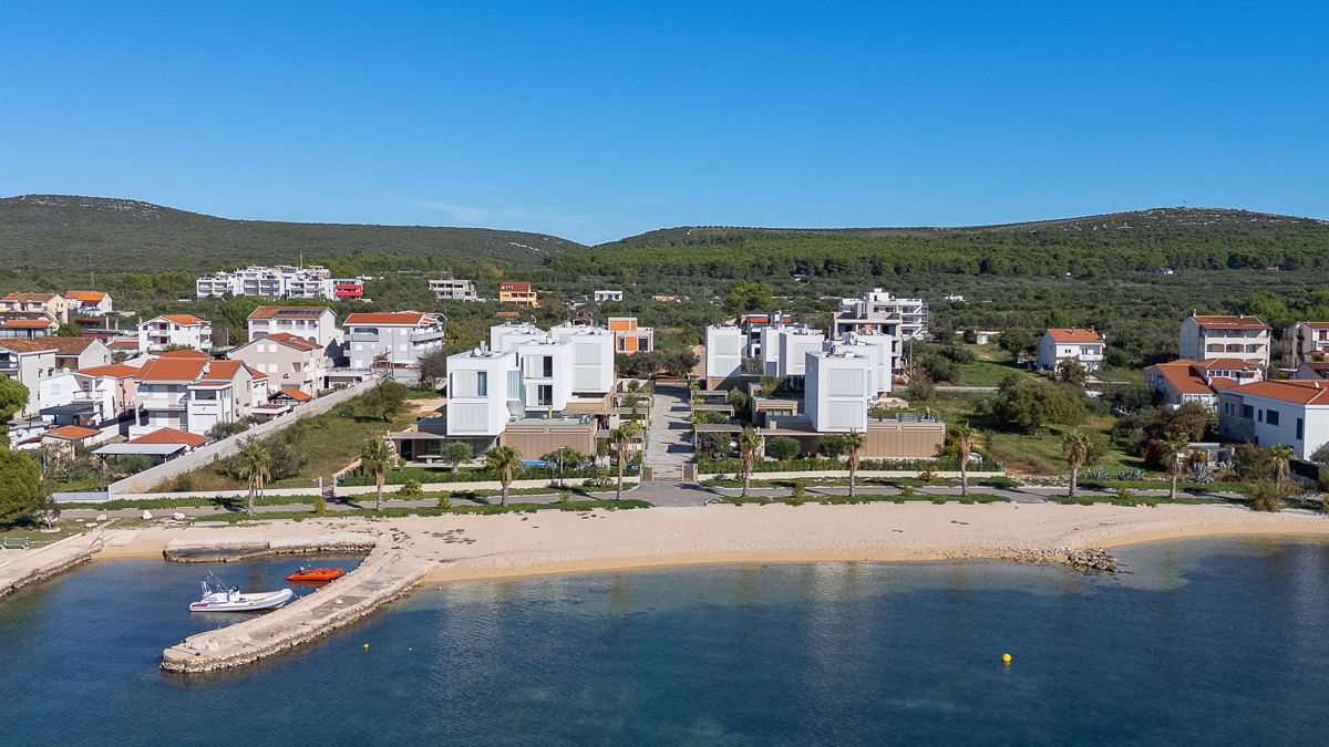 Čudovito stanovanje tik ob morju na dveh nadstropjih s tremi spalnicami