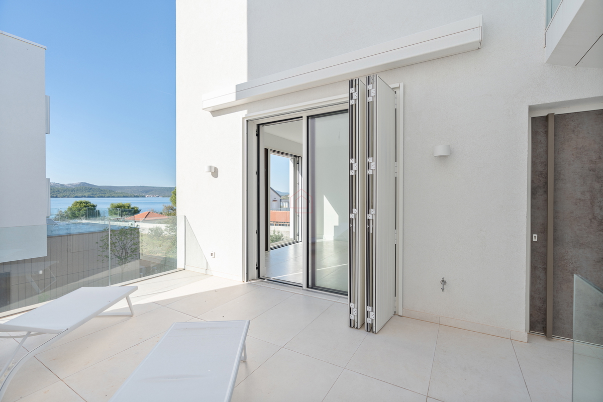 Čudovito stanovanje tik ob morju na dveh nadstropjih s tremi spalnicami