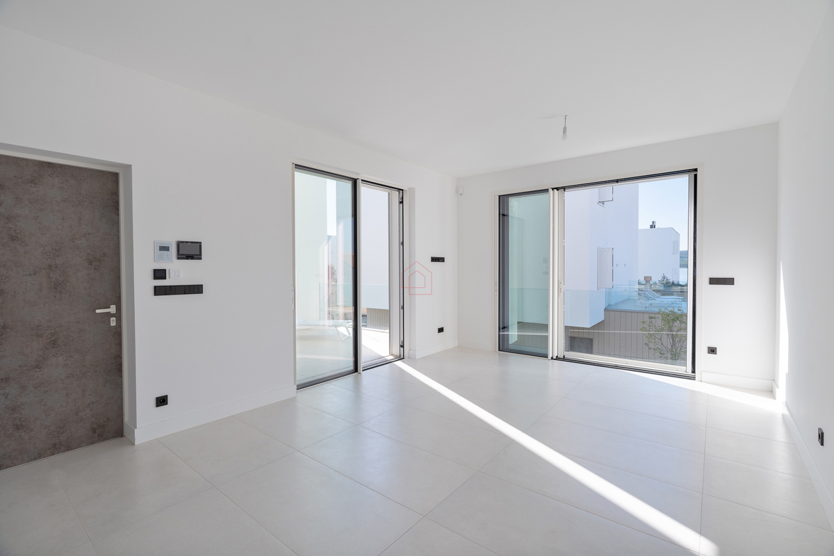 Čudovito stanovanje tik ob morju na dveh nadstropjih s tremi spalnicami