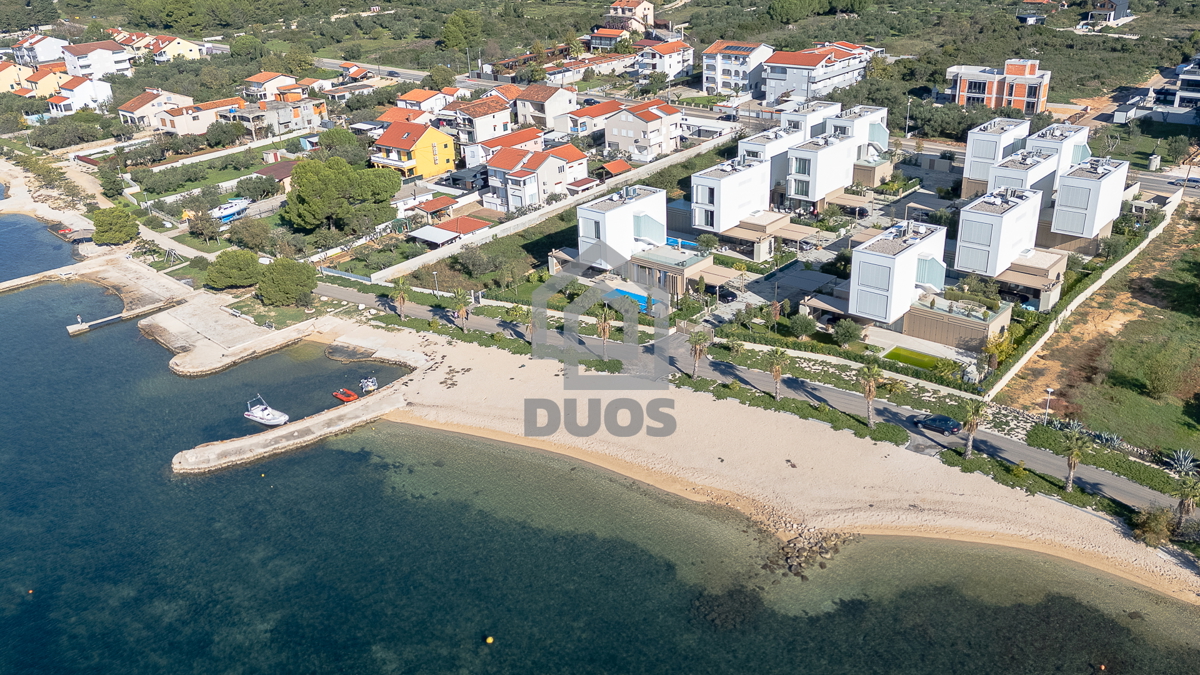 Čudovito stanovanje tik ob morju na dveh nadstropjih s tremi spalnicami