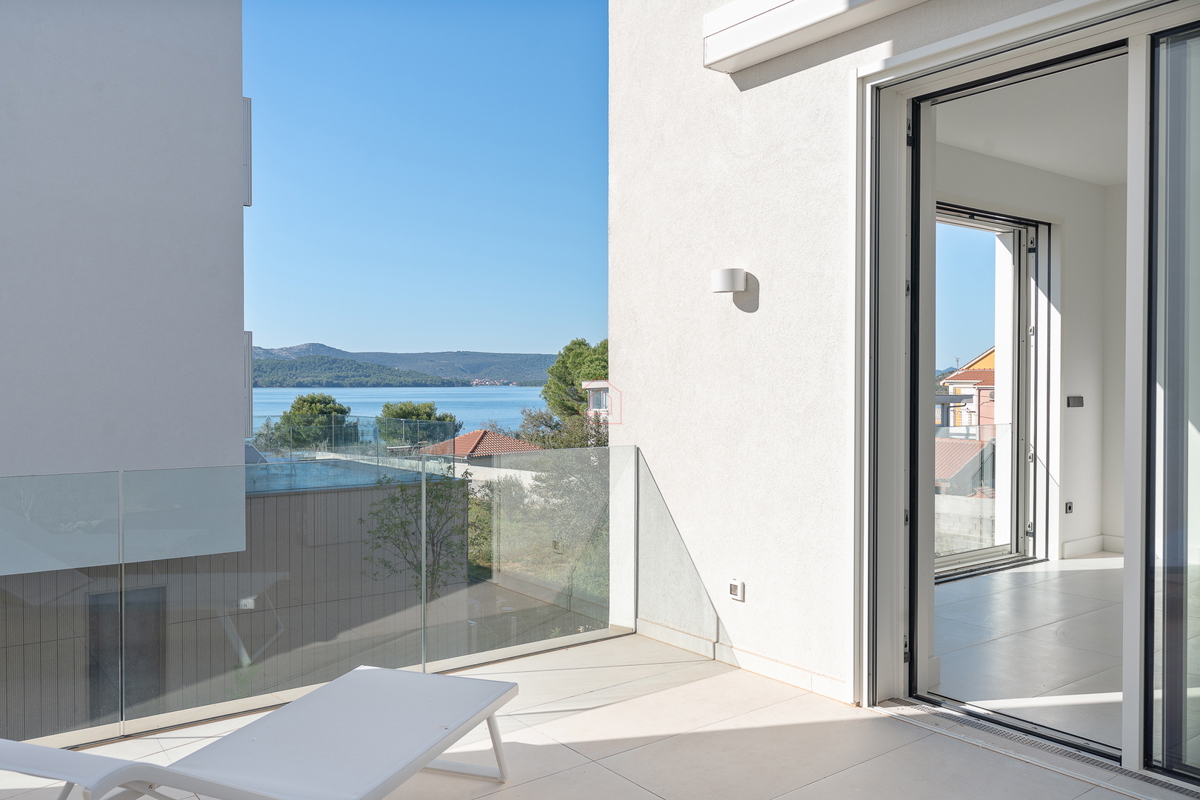 Čudovito stanovanje tik ob morju na dveh nadstropjih s tremi spalnicami