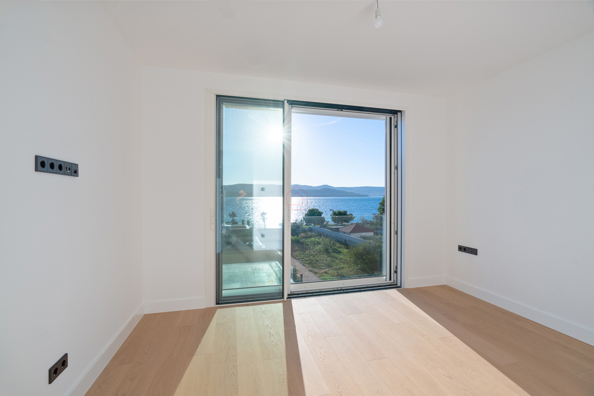 Čudovito stanovanje tik ob morju na dveh nadstropjih s tremi spalnicami