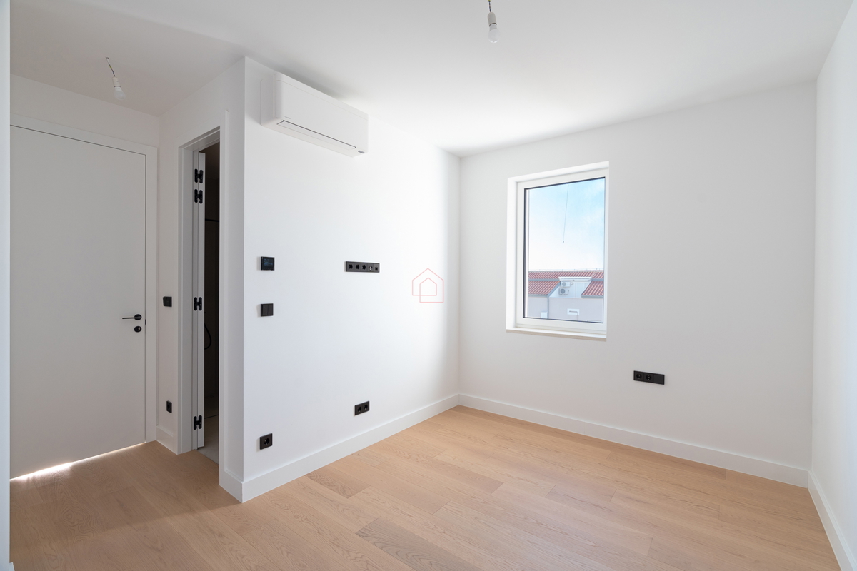 Čudovito stanovanje tik ob morju na dveh nadstropjih s tremi spalnicami