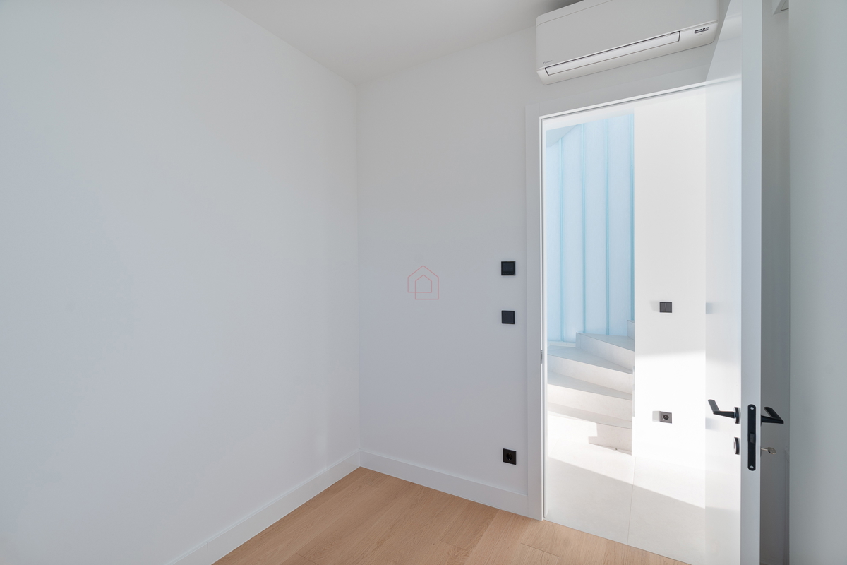 Čudovito stanovanje tik ob morju na dveh nadstropjih s tremi spalnicami