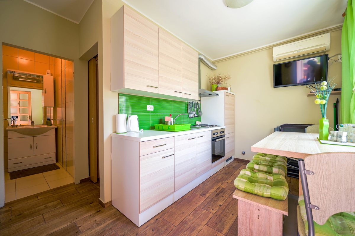 Čudovita hiša s 5 stanovanji v središču Murterja s parkiriščem in vrtom