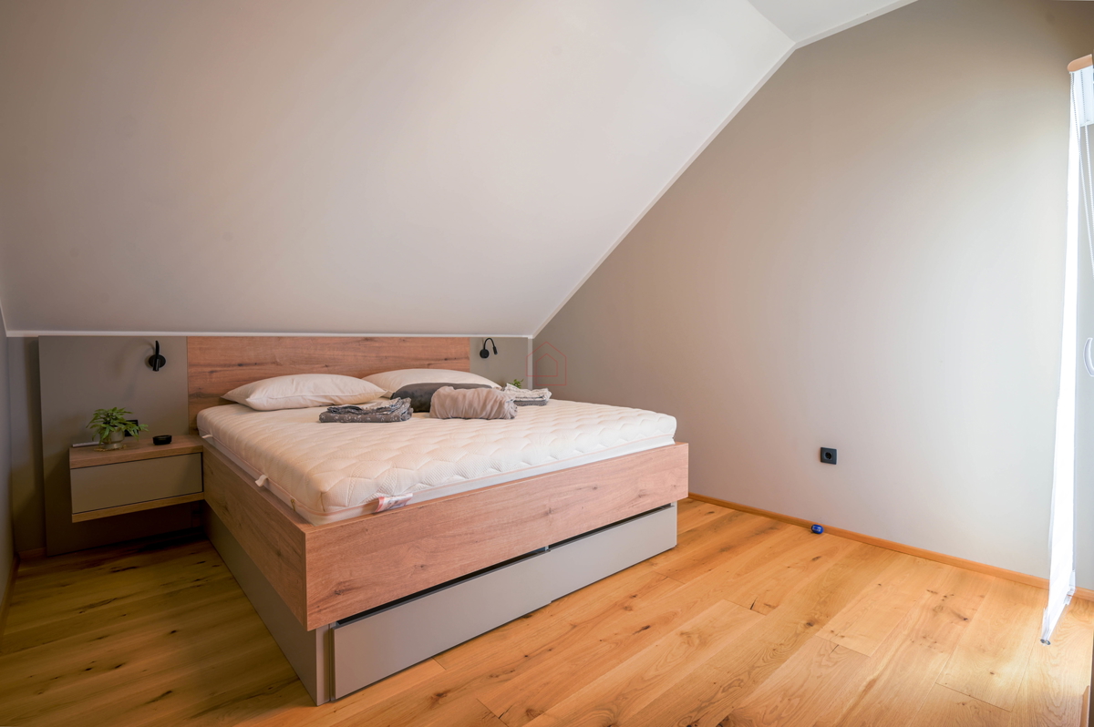 Čudovita hiša s 5 stanovanji v središču Murterja s parkiriščem in vrtom