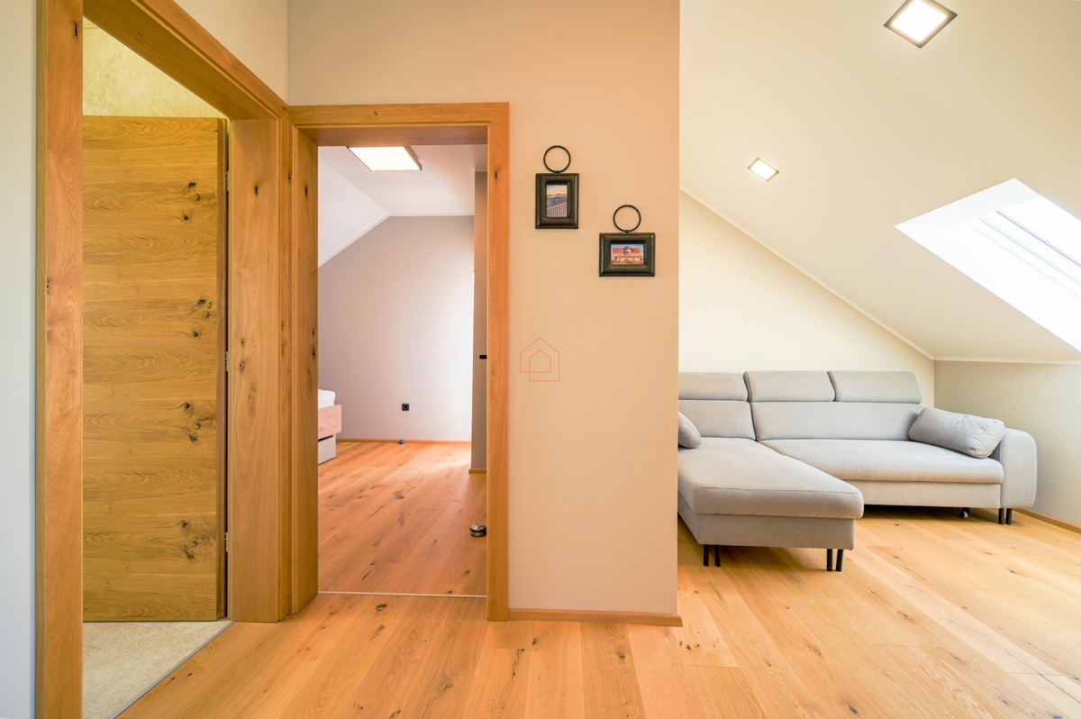 Čudovita hiša s 5 stanovanji v središču Murterja s parkiriščem in vrtom