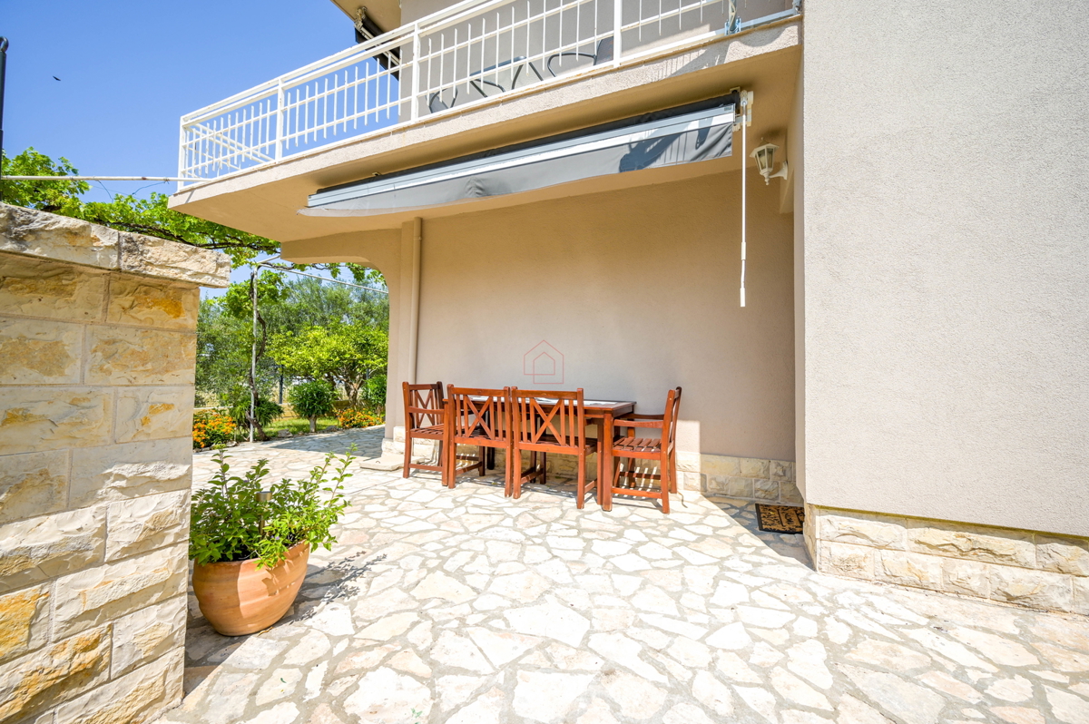 Čudovita hiša s 5 stanovanji v središču Murterja s parkiriščem in vrtom