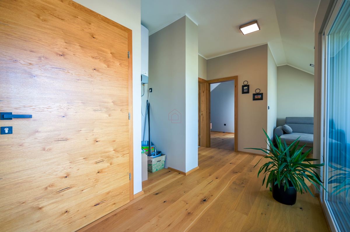 Čudovita hiša s 5 stanovanji v središču Murterja s parkiriščem in vrtom