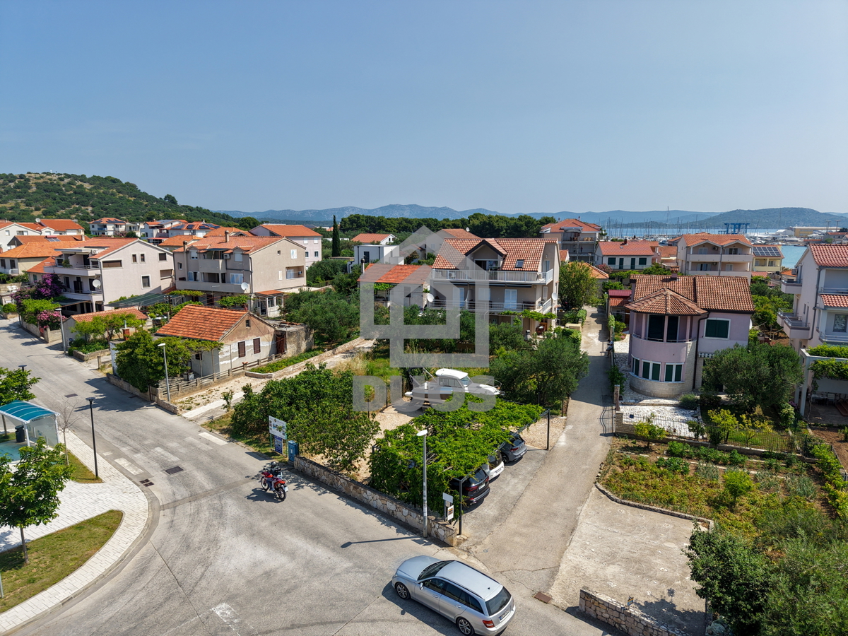Čudovita hiša s 5 stanovanji v središču Murterja s parkiriščem in vrtom