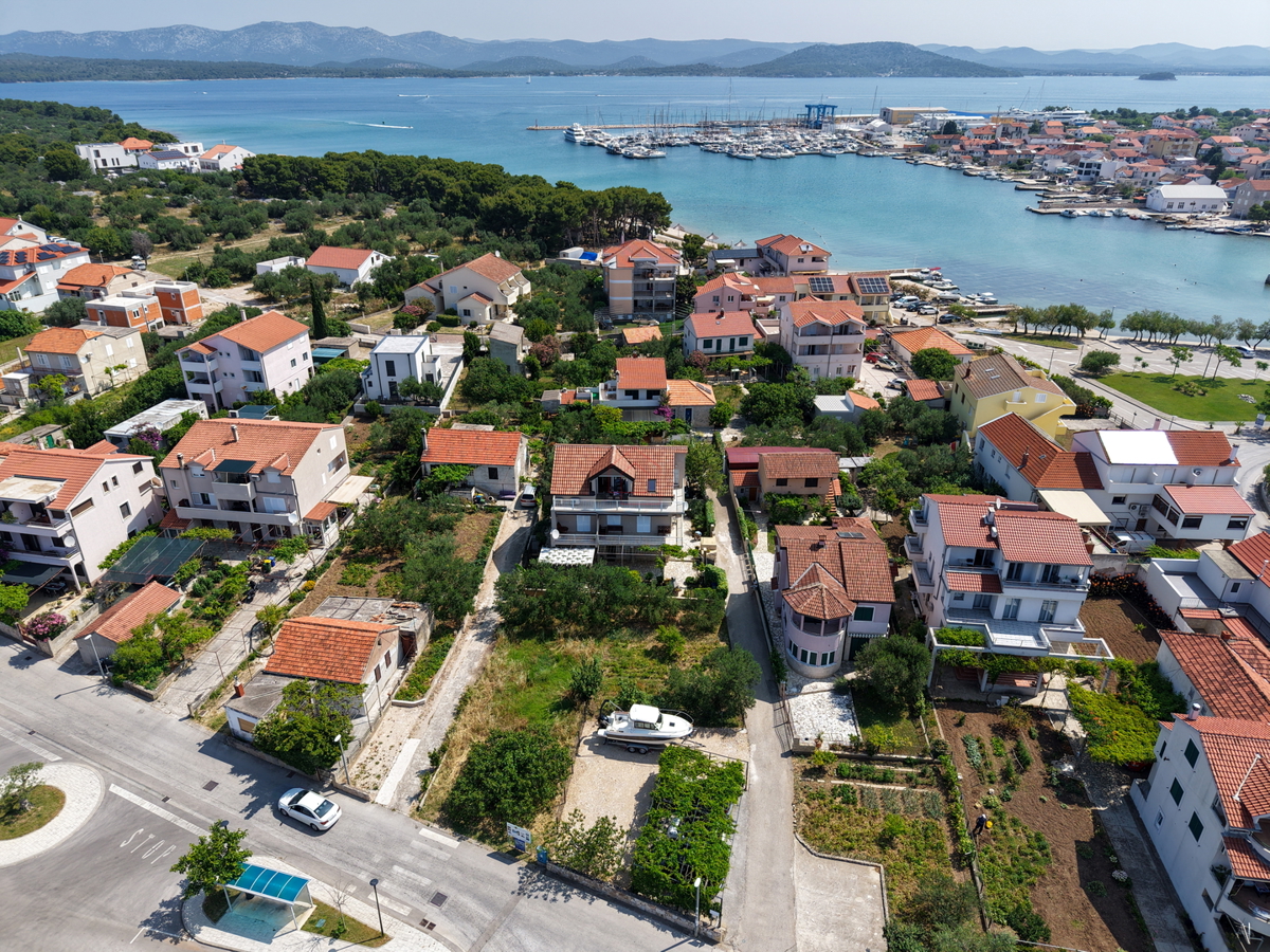 Čudovita hiša s 5 stanovanji v središču Murterja s parkiriščem in vrtom