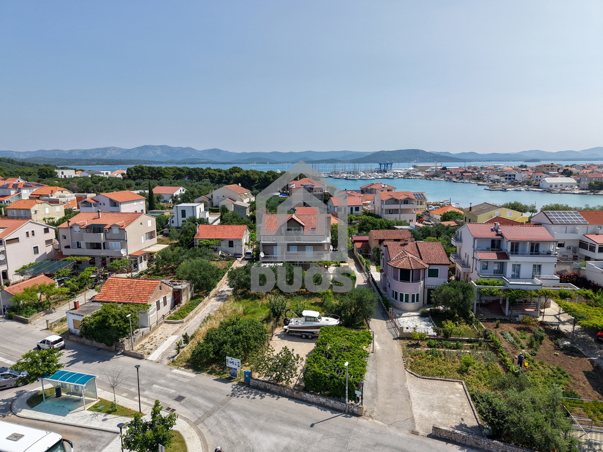 Čudovita hiša s 5 stanovanji v središču Murterja s parkiriščem in vrtom