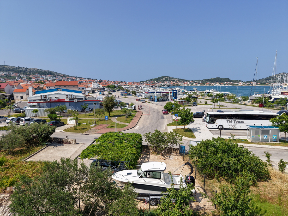 Čudovita hiša s 5 stanovanji v središču Murterja s parkiriščem in vrtom