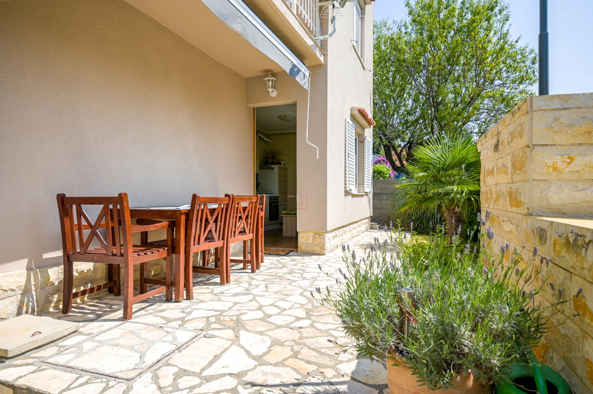 Čudovita hiša s 5 stanovanji v središču Murterja s parkiriščem in vrtom