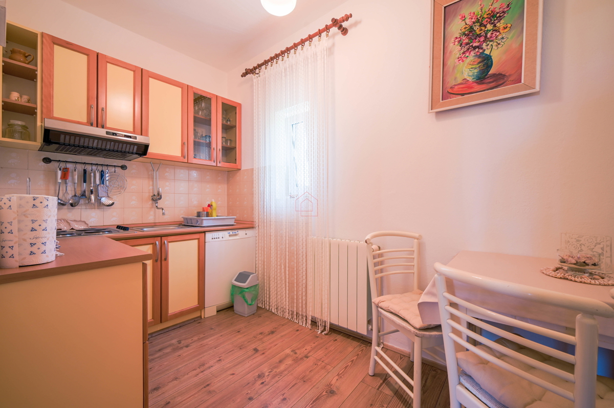 Čudovita hiša s 5 stanovanji v središču Murterja s parkiriščem in vrtom