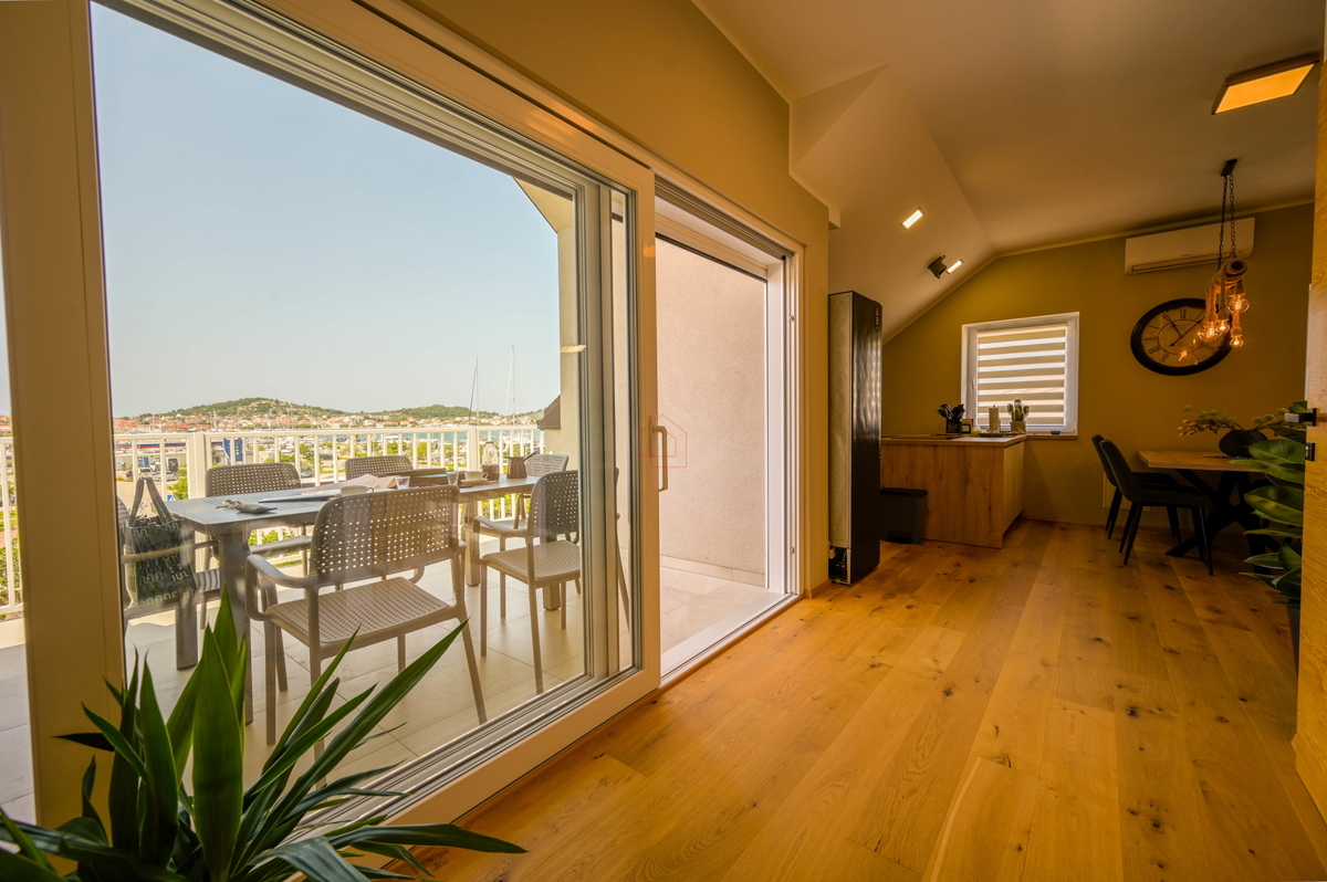 Čudovita hiša s 5 stanovanji v središču Murterja s parkiriščem in vrtom