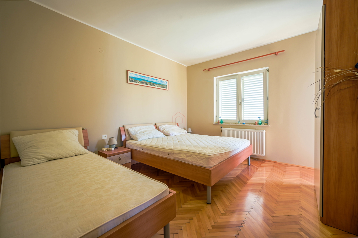 Čudovita hiša s 5 stanovanji v središču Murterja s parkiriščem in vrtom