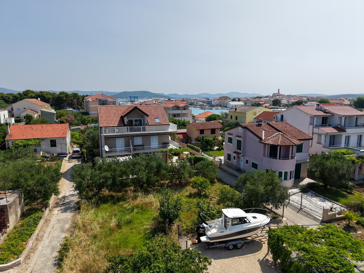 Čudovita hiša s 5 stanovanji v središču Murterja s parkiriščem in vrtom