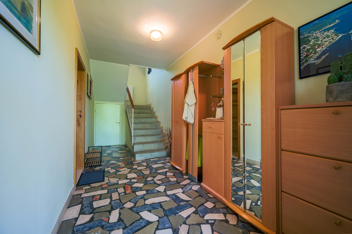 Čudovita hiša s 5 stanovanji v središču Murterja s parkiriščem in vrtom