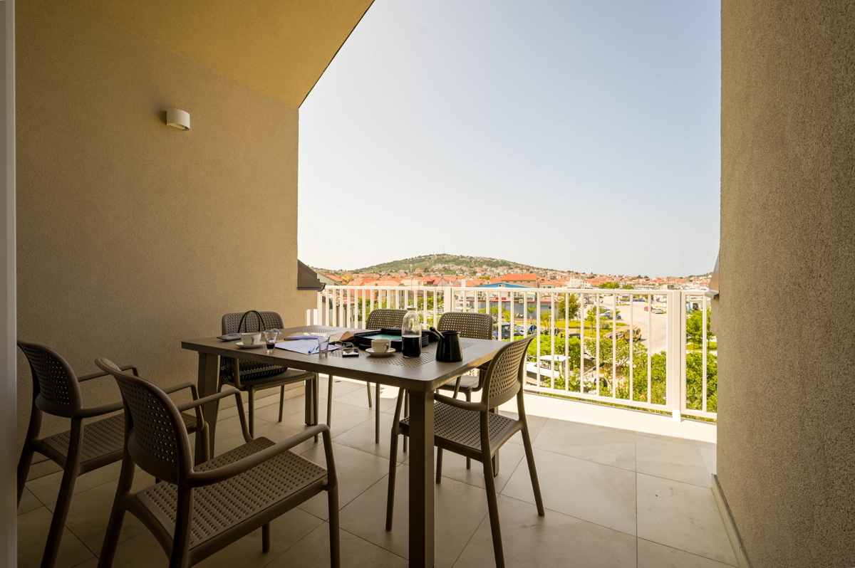 Čudovita hiša s 5 stanovanji v središču Murterja s parkiriščem in vrtom