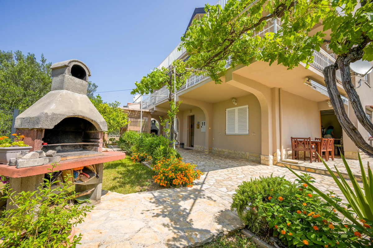 Čudovita hiša s 5 stanovanji v središču Murterja s parkiriščem in vrtom