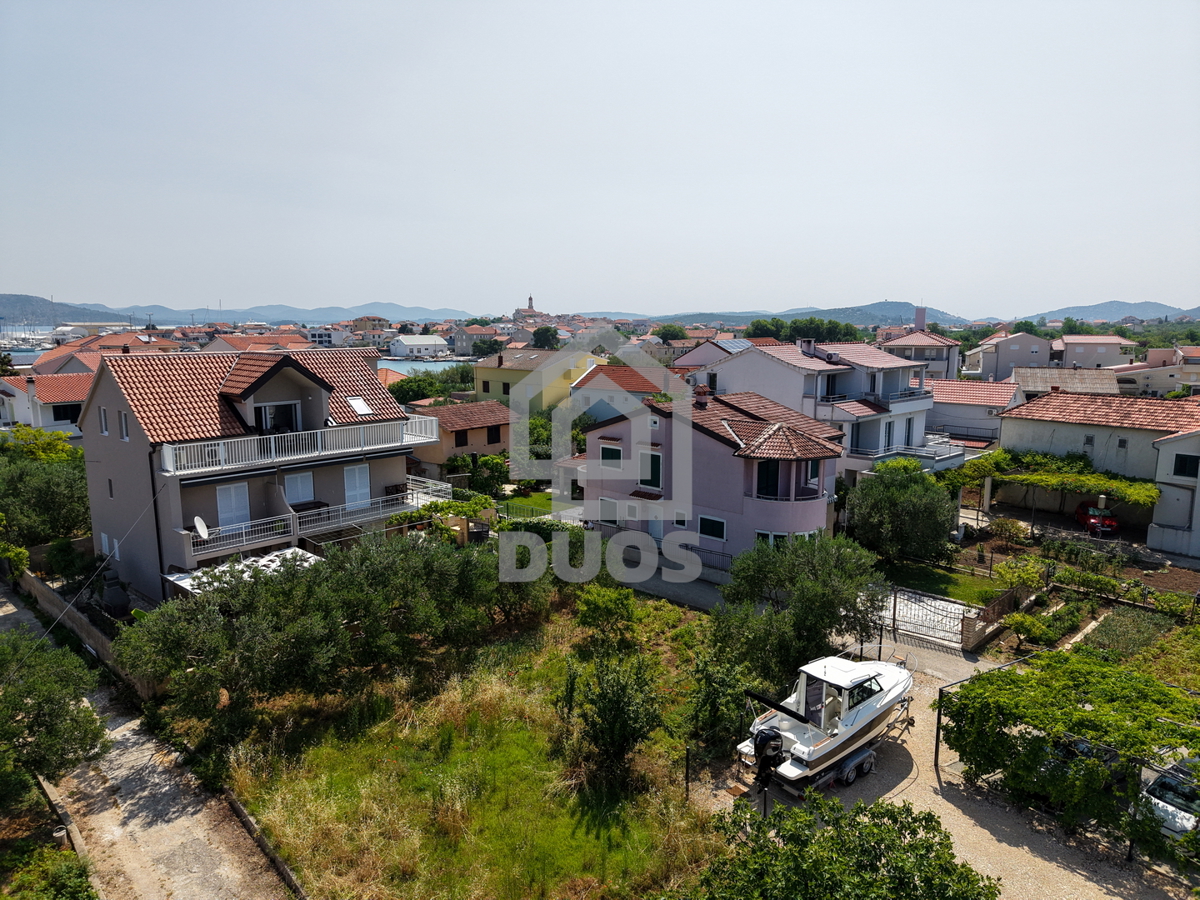 Čudovita hiša s 5 stanovanji v središču Murterja s parkiriščem in vrtom