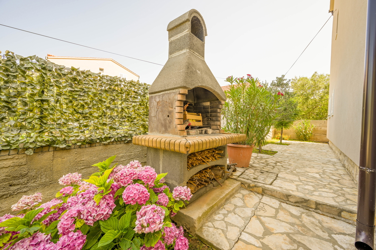 Čudovita hiša s 5 stanovanji v središču Murterja s parkiriščem in vrtom