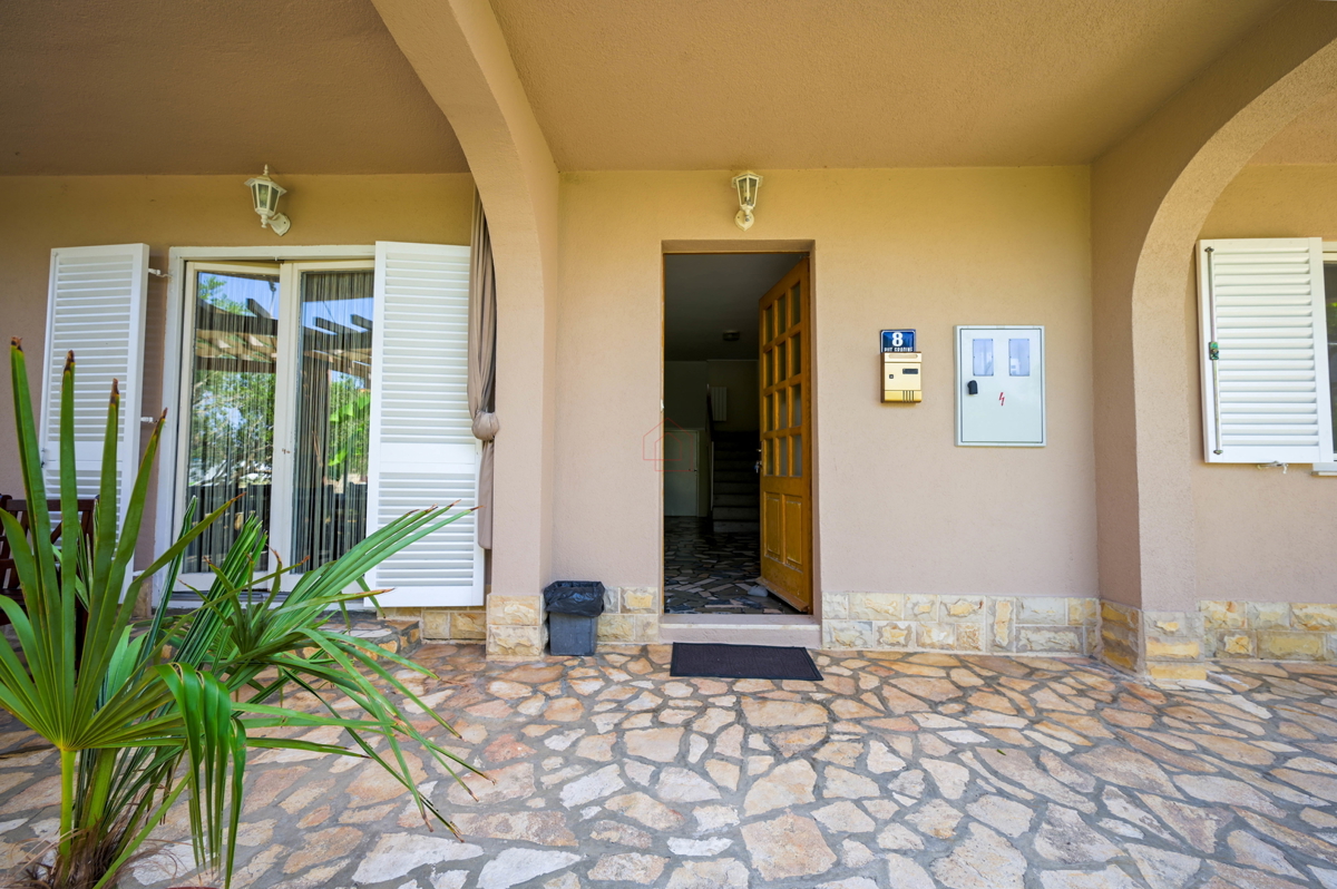 Čudovita hiša s 5 stanovanji v središču Murterja s parkiriščem in vrtom