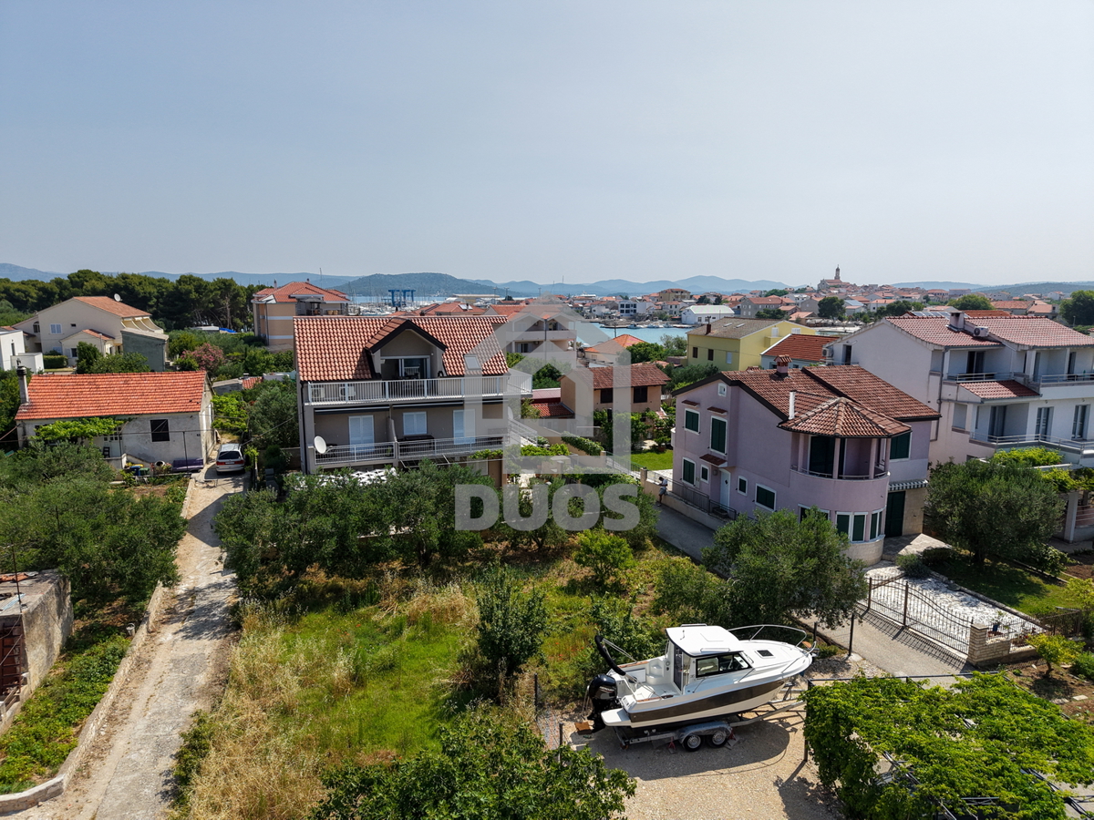 Čudovita hiša s 5 stanovanji v središču Murterja s parkiriščem in vrtom