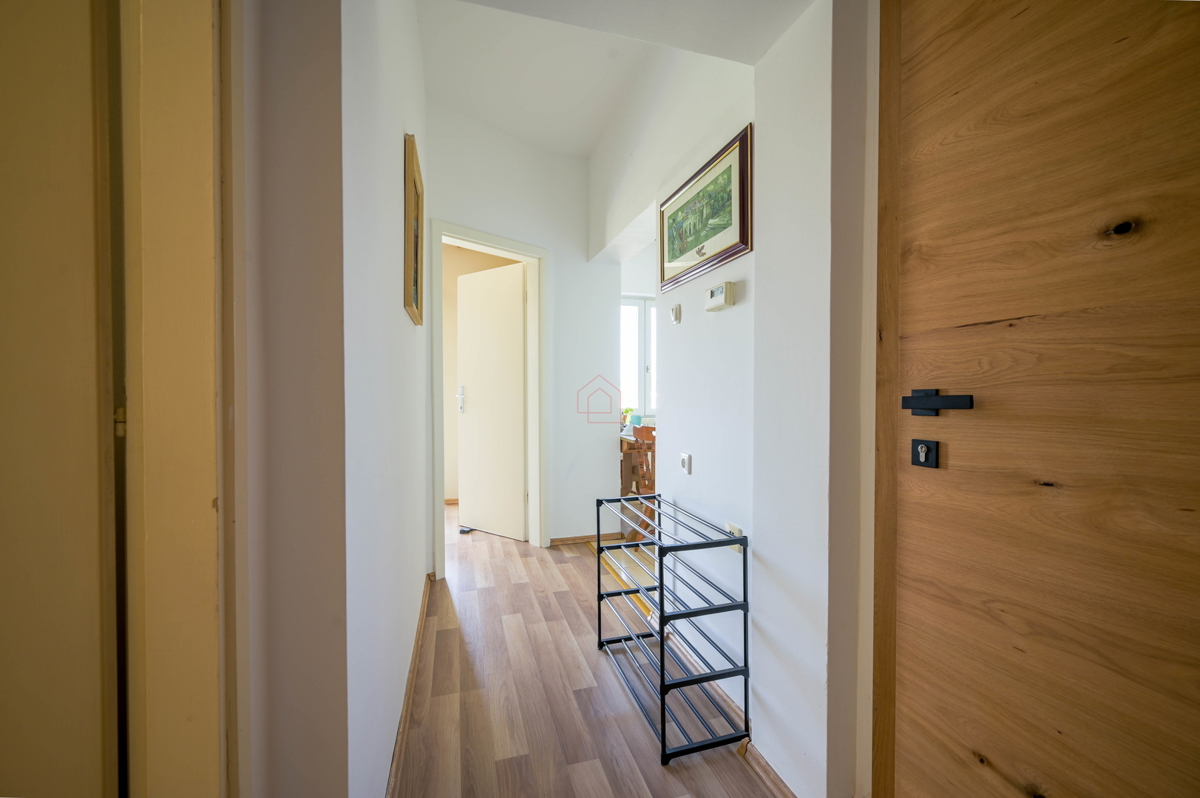 Čudovita hiša s 5 stanovanji v središču Murterja s parkiriščem in vrtom