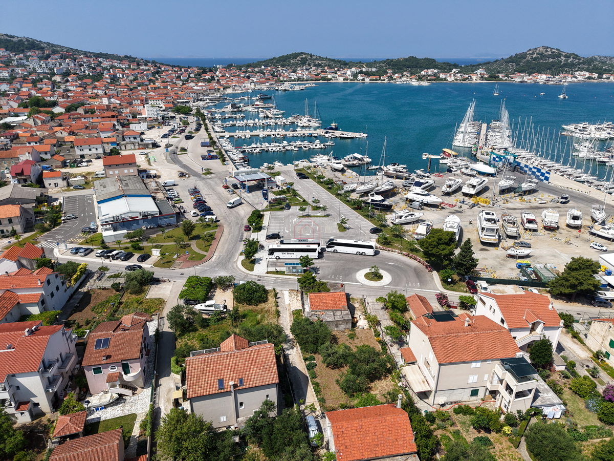 Čudovita hiša s 5 stanovanji v središču Murterja s parkiriščem in vrtom