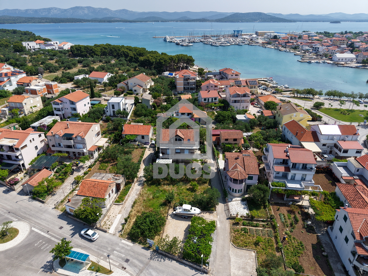 Čudovita hiša s 5 stanovanji v središču Murterja s parkiriščem in vrtom