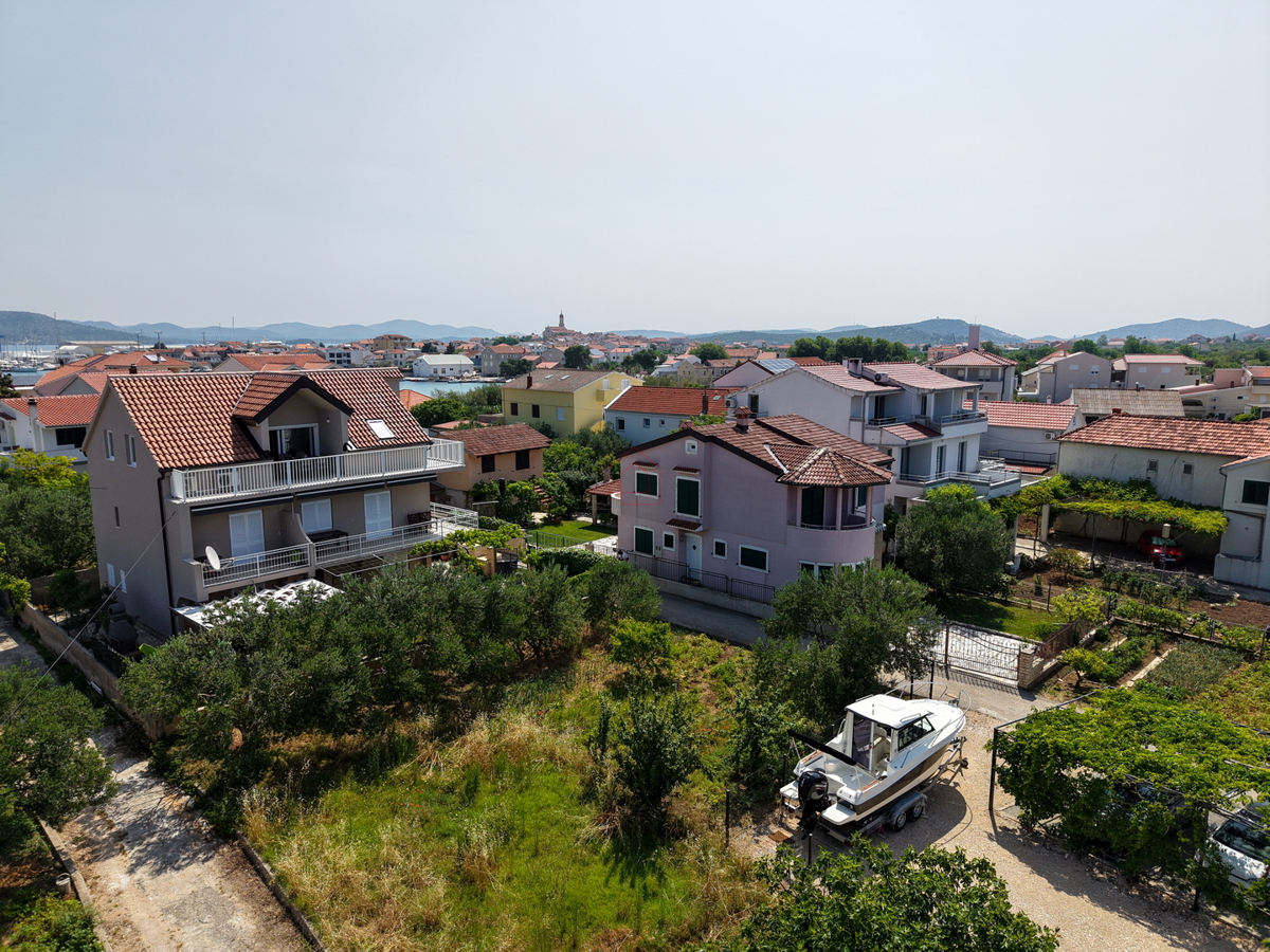 Čudovita hiša s 5 stanovanji v središču Murterja s parkiriščem in vrtom