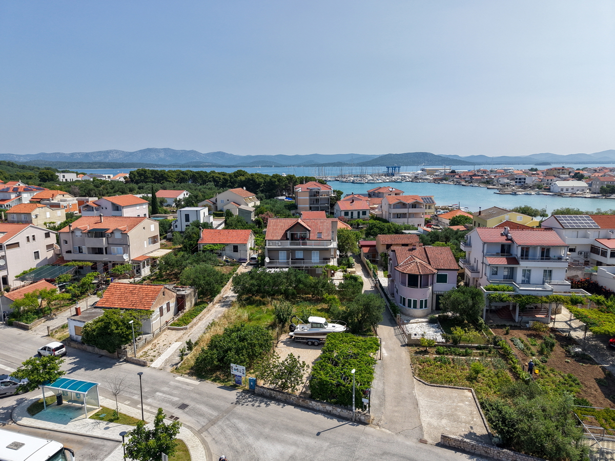 Čudovita hiša s 5 stanovanji v središču Murterja s parkiriščem in vrtom