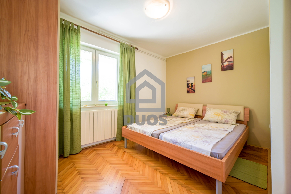 Čudovita hiša s 5 stanovanji v središču Murterja s parkiriščem in vrtom