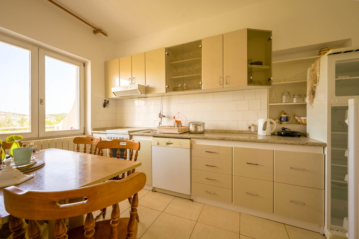 Čudovita hiša s 5 stanovanji v središču Murterja s parkiriščem in vrtom