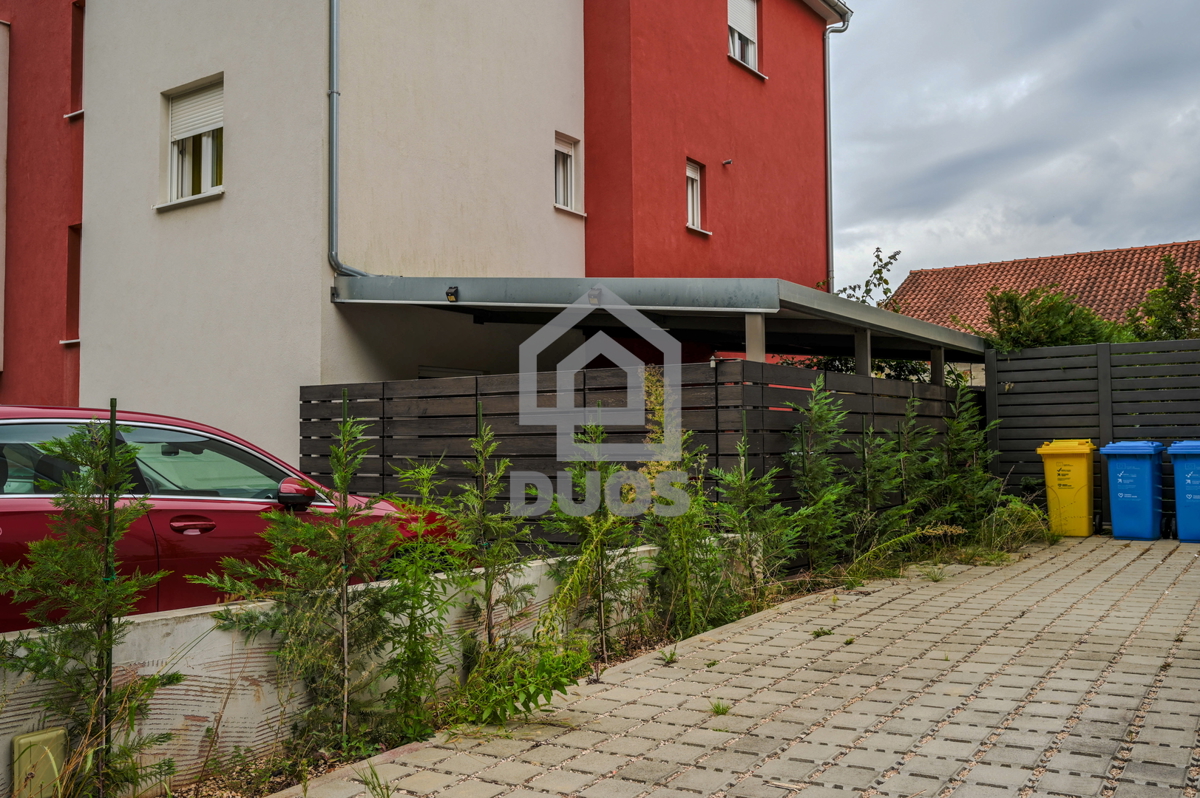 Čudovito stanovanje v pritličju zgradbe z dvema spalnima prostoroma, veliko teraso in tremi parkirnimi mesti