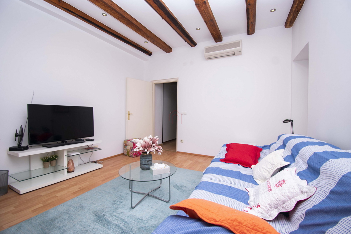 Čudovito urejeno in prostorno stanovanje v prvi vrsti ob morju v Šibeniku