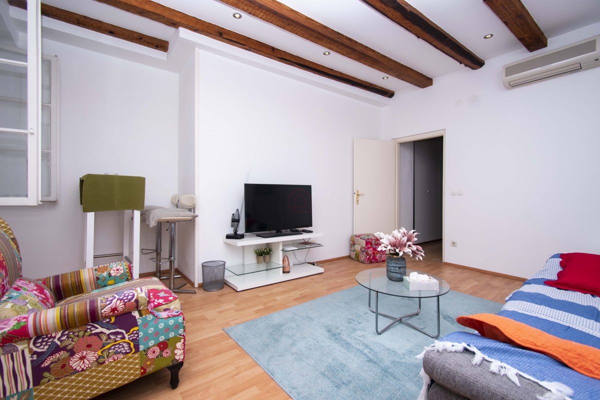 Čudovito urejeno in prostorno stanovanje v prvi vrsti ob morju v Šibeniku